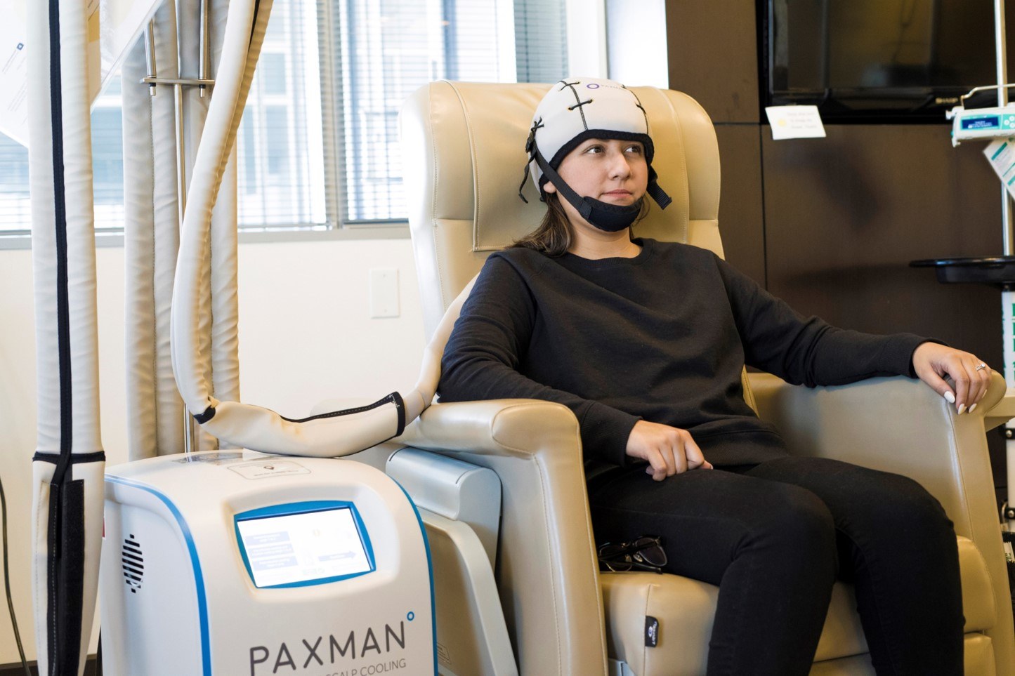 PAXMANの専用キャップを装着して頭皮冷却を受けている患者さん